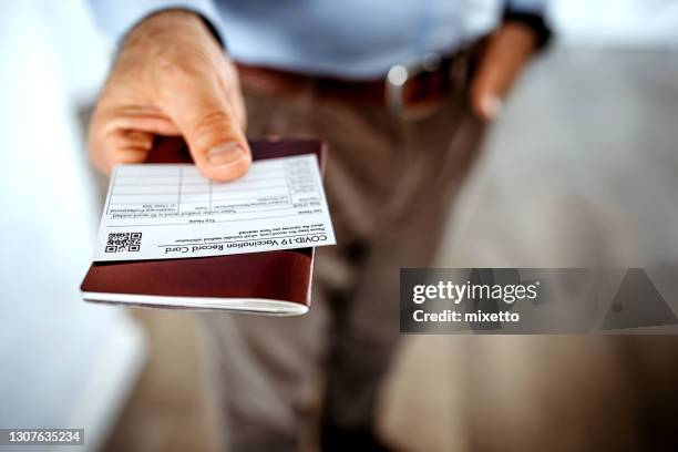 je suis prêt à voyager - passeport vaccinal photos et images de collection