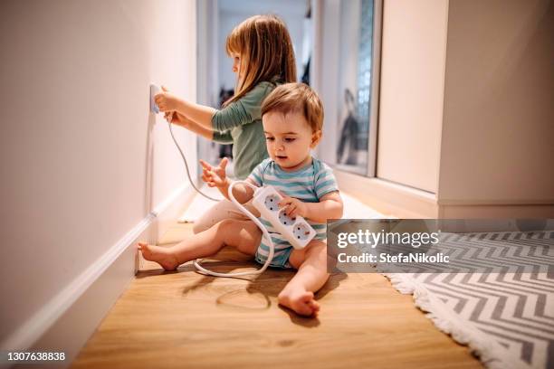 nous sommes en danger - sibling stock photos et images de collection