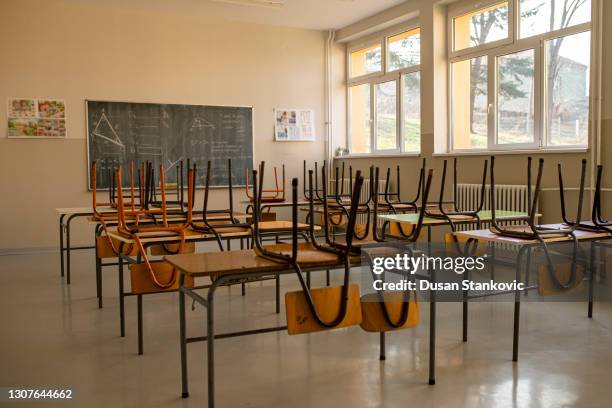 leeg klaslokaal - schoolgebouw stockfoto's en -beelden