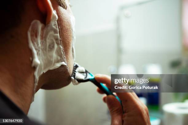 un uomo in bagno. radersi la barba - shaving foto e immagini stock