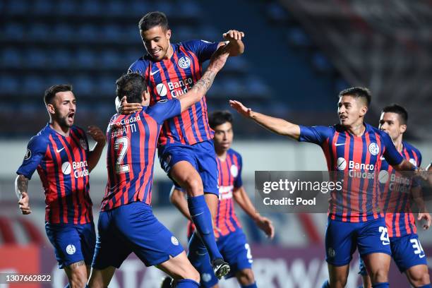 Franco Di Santo of San Lorenzo celebrates with teammates after scoring his team's first goal during a second round second leg match between San...