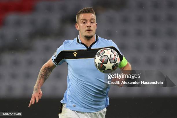 Sergej Milinkovic-Savic of Lazio Rom runs with the ball during the UEFA Champions League Round of 16 match between Bayern München and SS Lazio at...