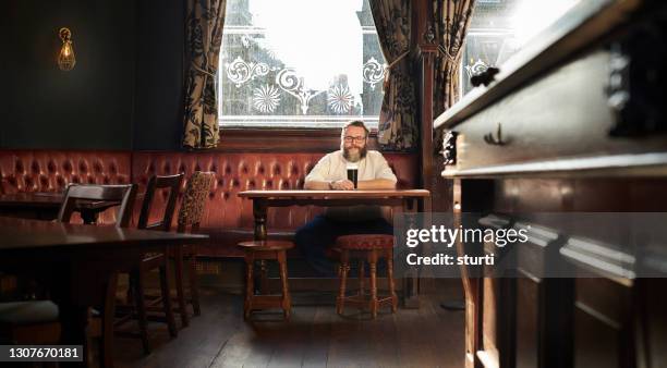 trinken allein - british pub stock-fotos und bilder