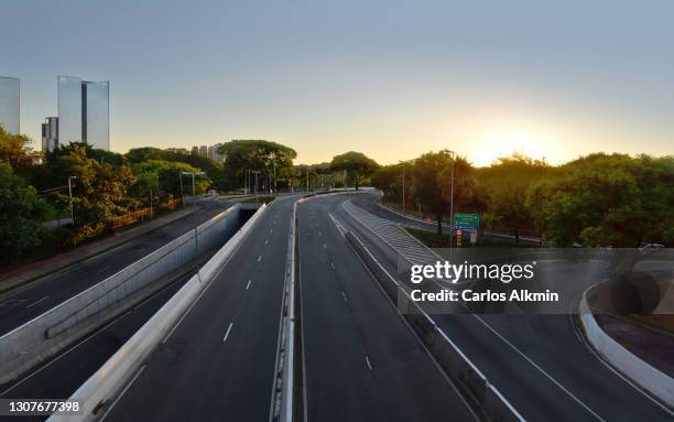 sao paulo, brazil - view towards cidade jardim bridge, with all lanes empty - empty city coronavirus fotografías e imágenes de stock