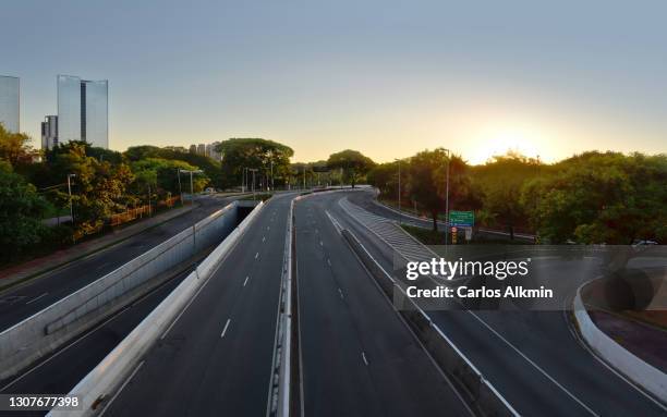 sao paulo, brazil - view towards cidade jardim bridge, with all lanes empty - calle vacía fotografías e imágenes de stock