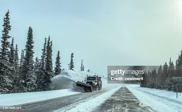 sneeuwploeg die de weg van alaskan ontruimt - snowplow stockfoto's en -beelden