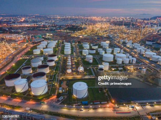öl und gas petrochemie industrie raffinerie und öllagertank - gezeitenkraft stock-fotos und bilder
