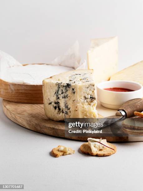 ブルーチーズ、ロックフォートチーズ、アーティザンチーズ、チーズ、 - roquefort cheese ストックフォトと画像