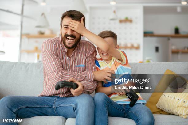 pai e filho jogando videogame em casa foto de estoque - pai e filho brincando - fotografias e filmes do acervo