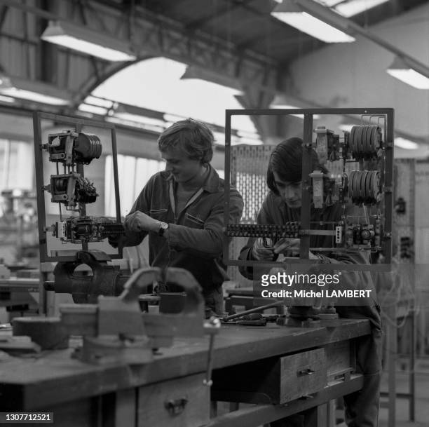 Elèves en cours de mécanique au lycée Technologique Alexis de Tocqueville à Cherbourg, en 1973.
