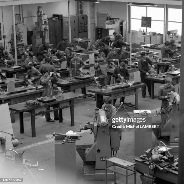 Elèves en cours de menuiserie au lycée Technologique Alexis de Tocqueville à Cherbourg, en 1973.