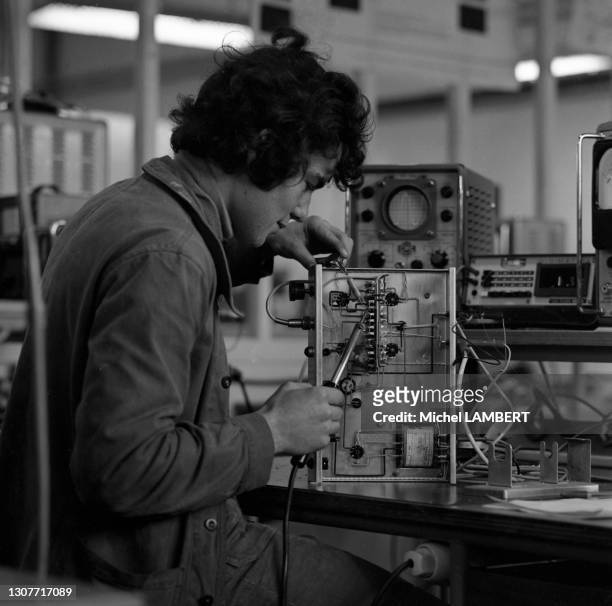 Elève en cours de soudure au lycée Technologique Alexis de Tocqueville à Cherbourg, en 1973.