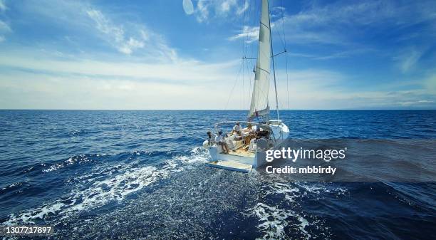 navigation avec voilier, vue du drone - team captain photos et images de collection