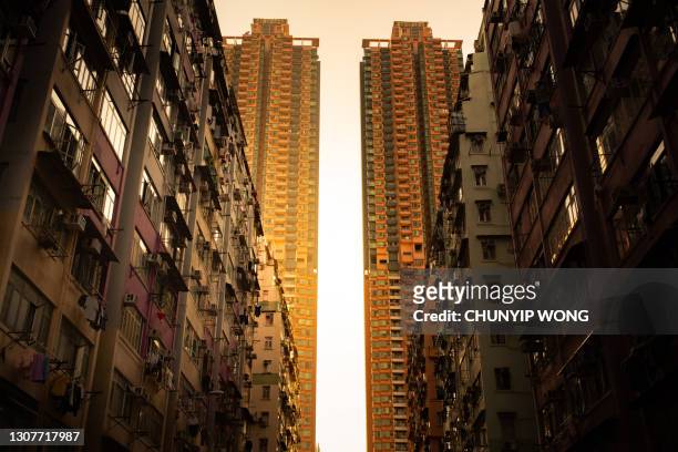 überfüllte wohnhäuser in hongkong, china - housing problems stock-fotos und bilder