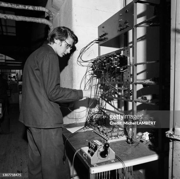 Elève en cours d'électricité au lycée Technologique Alexis de Tocqueville à Cherbourg, en 1973.