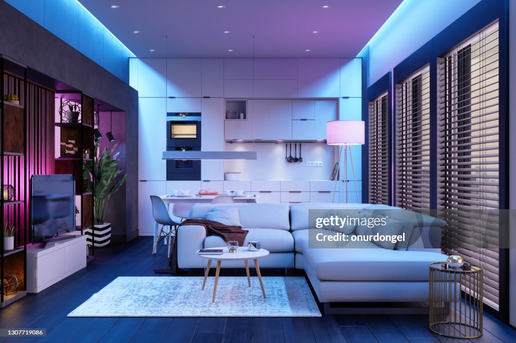 Modernes Wohnzimmer und offene Küche bei Nacht mit Neonlichtern.