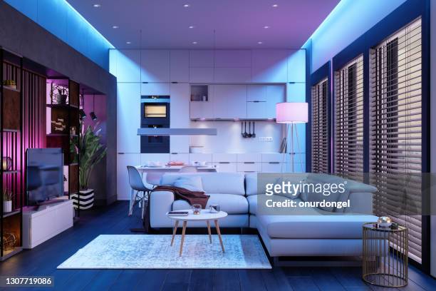 modernes wohnzimmer und offene küche bei nacht mit neonlichtern. - licht stock-fotos und bilder