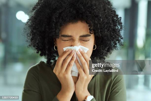 mijn immuunsysteem is niet wat het moet zijn. - hayfever stockfoto's en -beelden