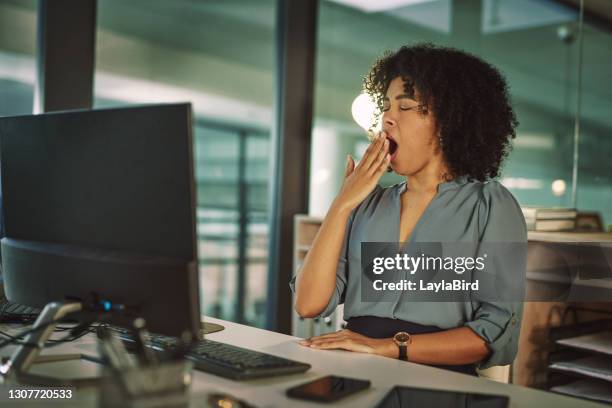 verspil geen tijd aan wat niet werkt - yawning woman stockfoto's en -beelden