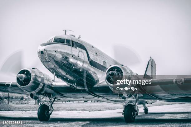vintage douglas dc-3 propellor airplane ready for take off - vintage airplane stock pictures, royalty-free photos & images