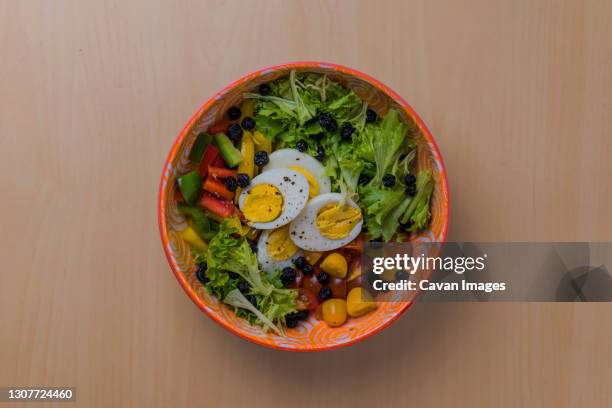 healthy egg salad with beautiful bowl on wooden table - fines herbes stock-fotos und bilder