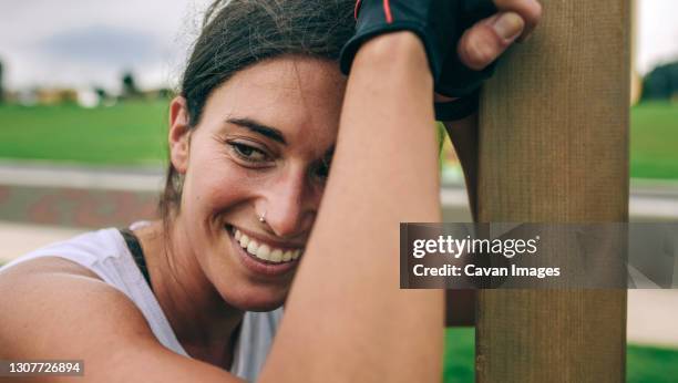 athlete woman smiling after training - sportlerin stock-fotos und bilder