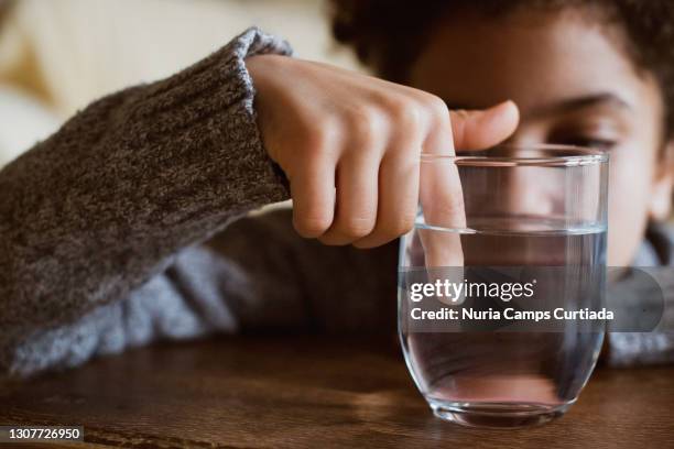 dedo en un vaso de agua - agua potable stock pictures, royalty-free photos & images