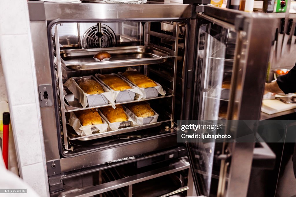 Industrieller Konvektionsofen mit gekochten Backwaren für die Gastronomie