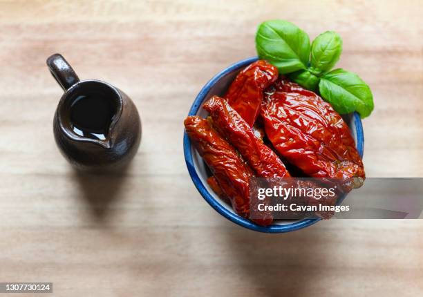 sun-dried tomatoes top view olive oil on a wooden board copy space - sonnengetrocknete tomate stock-fotos und bilder