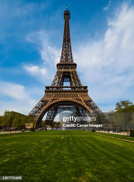 the eiffel tower in paris - champs de mars stock pictures, royalty-free photos & images