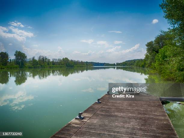 boat moored at a wooden jetty on tiber river, italy - river tiber stock pictures, royalty-free photos & images