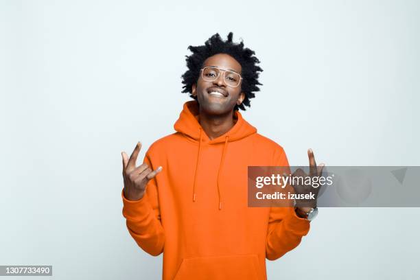 hombre emocionado con sudadera naranja con capucha - hooded shirt fotografías e imágenes de stock