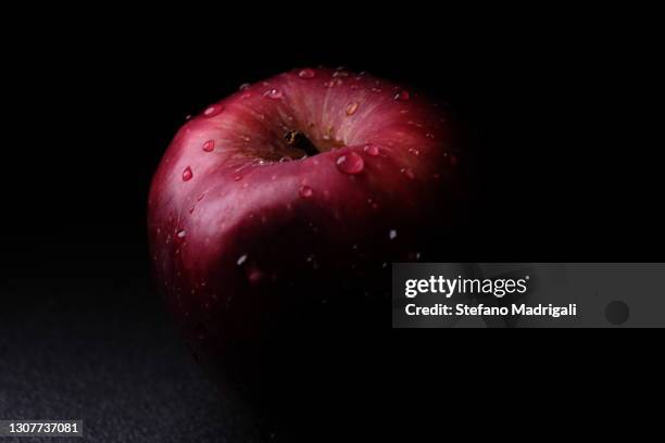 apple, close-up - red delicious stockfoto's en -beelden