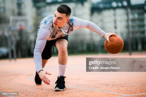 portret van jonge basketbalspeler - sportoefening stockfoto's en -beelden