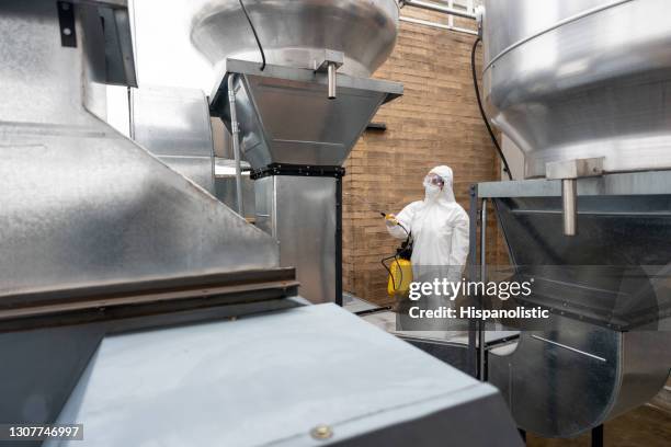 professionelle reinigungslüfter in einer fabrik - fumigation stock-fotos und bilder