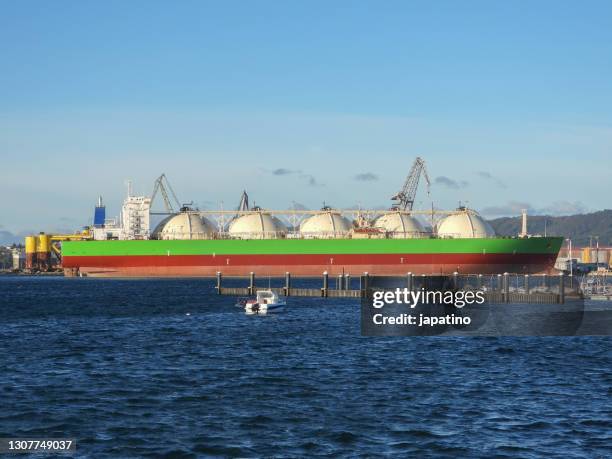 gas carrier - lng stock-fotos und bilder