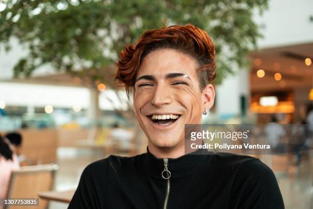 het roodharige mens glimlachen van het portret - punk rocker stockfoto's en -beelden