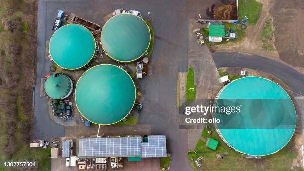 biogasanläggning och jordbruksareal - flygfoto - biomass power plant bildbanksfoton och bilder