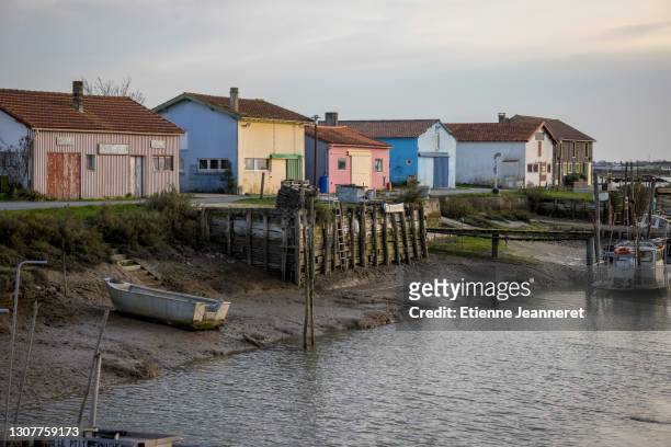 colored cabins at la cayenne harbor, marennes, france - charente fotografías e imágenes de stock