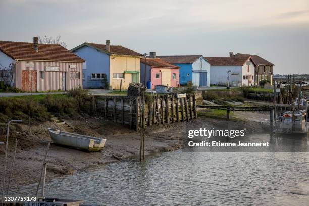 colored cabins at la cayenne harbor, marennes, france - charente 個照片及圖片檔