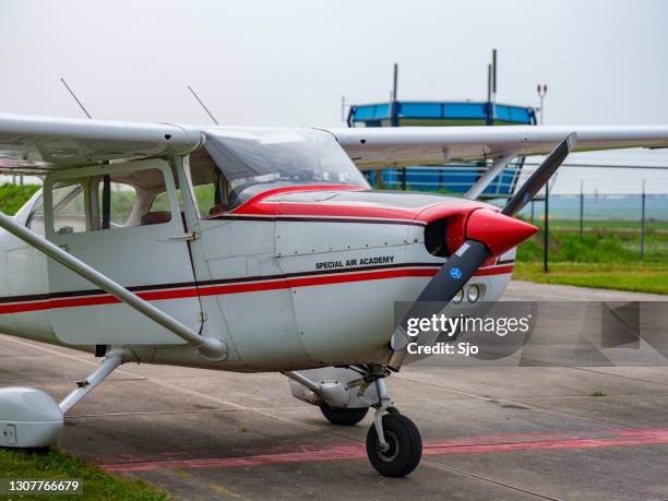 cessna airplane parked at the tarmac of the airfield - cessna stock pictures, royalty-free photos & images