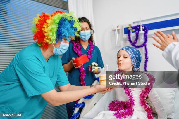 verjaardagsverrassing voor meisje in het ziekenhuiskamer - party mask stockfoto's en -beelden