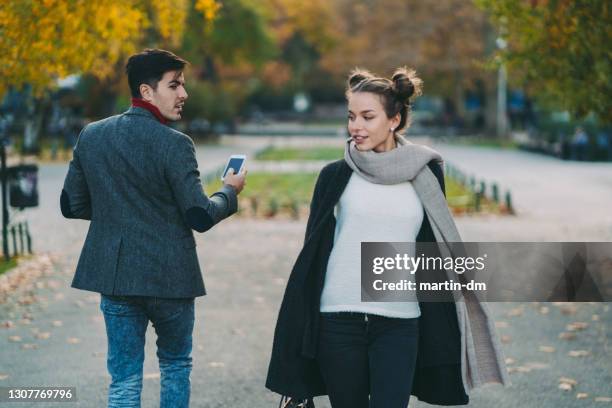 uomo che perde la testa nel vedere una donna attraente - attraction foto e immagini stock