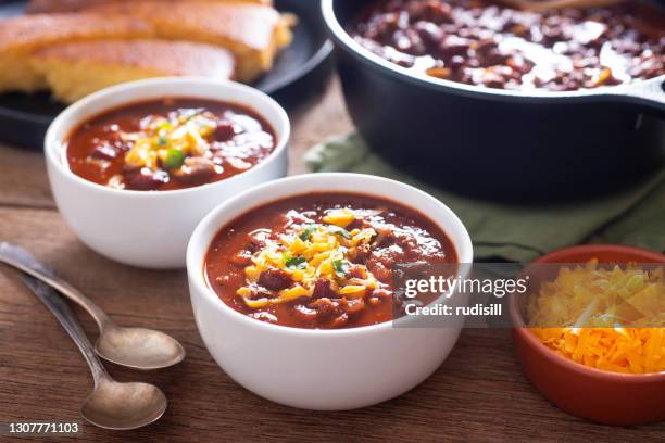 chili met vlees - chili con carne stockfoto's en -beelden