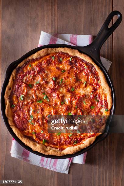 deep dish pizza - deep dish pizza stock pictures, royalty-free photos & images
