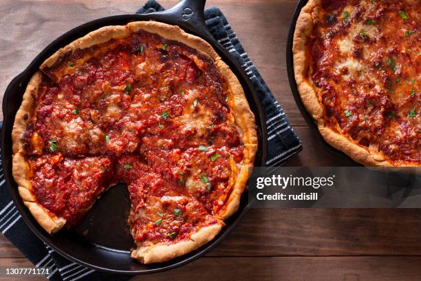 deep dish pizza - deep dish pizza stock pictures, royalty-free photos & images