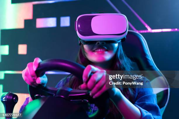 mujer jugar juego 3d vr juego - perspectiva de la realidad virtual fotografías e imágenes de stock