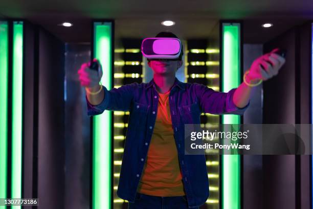 l’homme gagnent le jeu de détection de mouvement - casques réalité virtuelle photos et images de collection