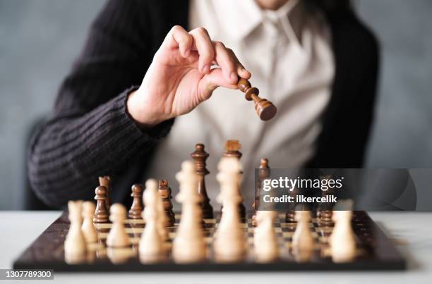 geschäftsfrau spielt schach im büro, wettbewerb und strategiekonzept - schach stock-fotos und bilder