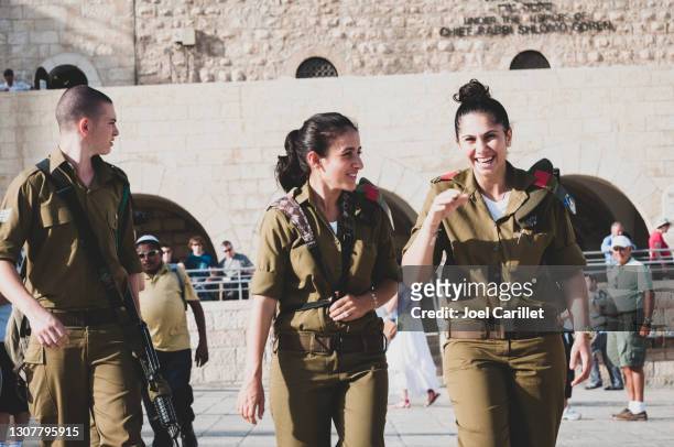 junge israelische soldaten auf jerusalems klagemauer-plaza - israeli military stock-fotos und bilder